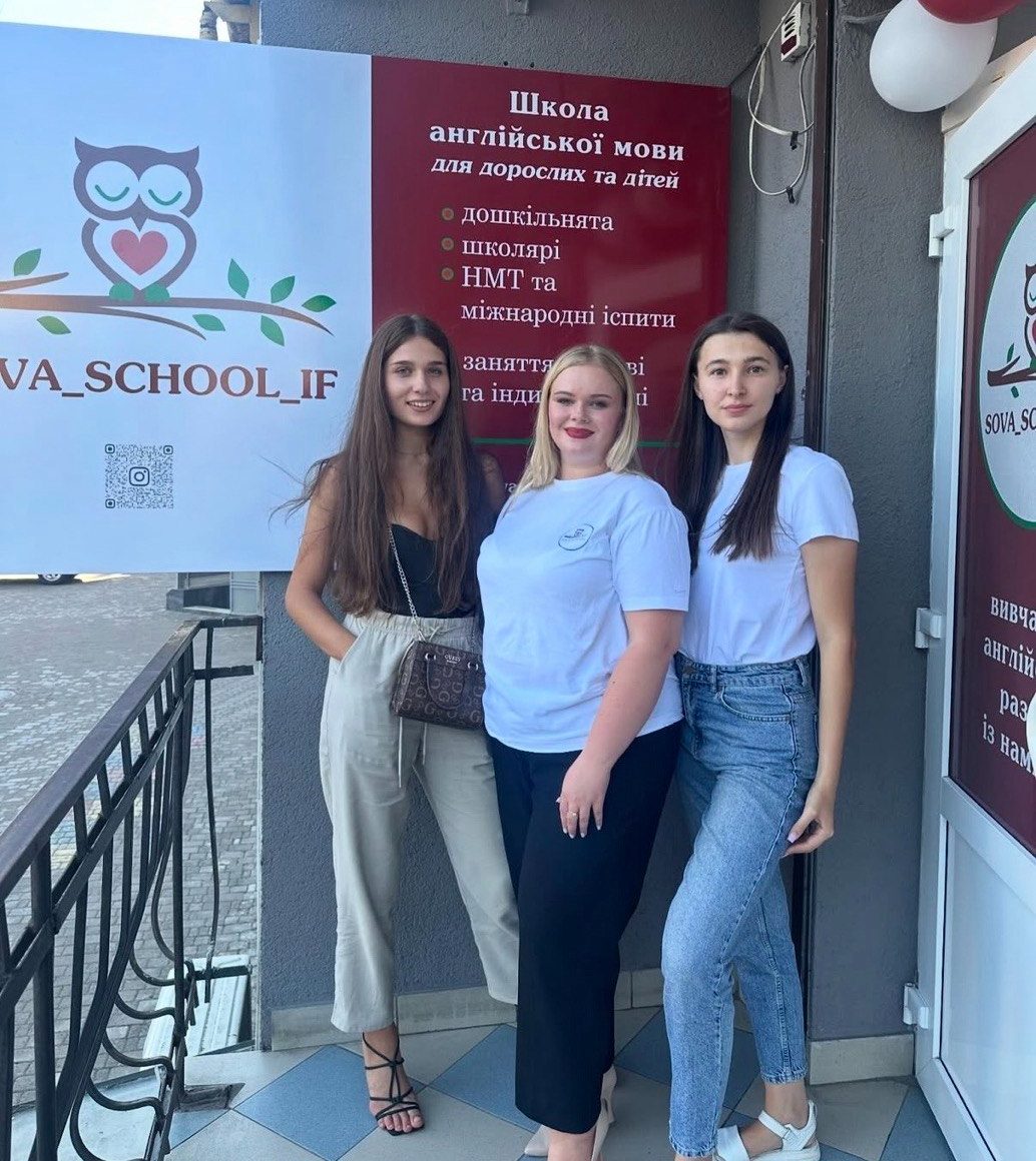 Команда Sova School біля офісу