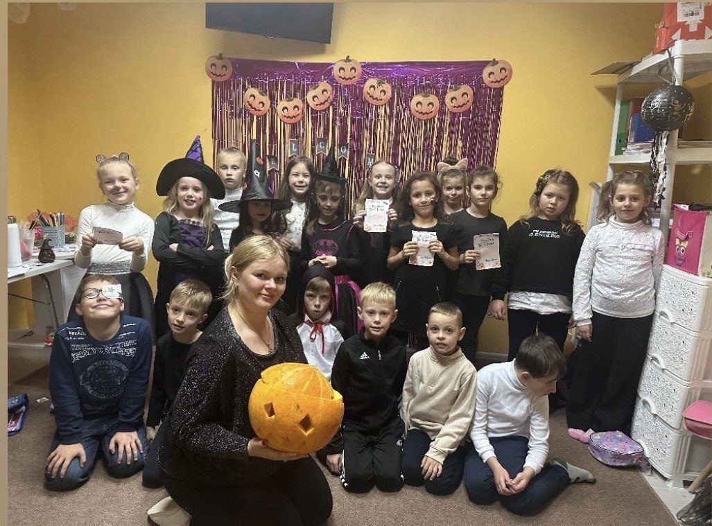 Учні Sova School святкують Halloween разом з вчителькою